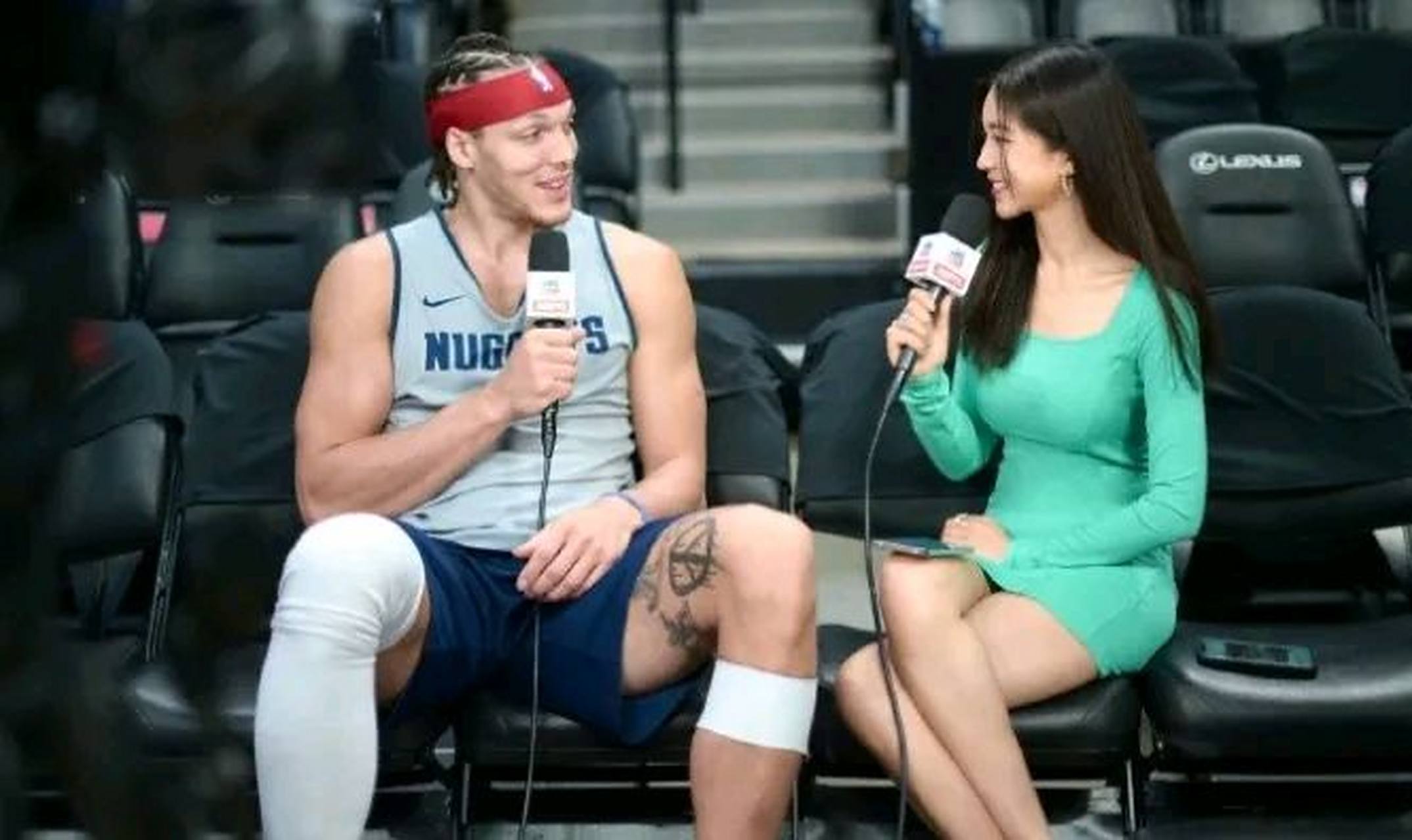 [左捂脸]  67这是掘金球员阿隆-戈登接受了记者周玲安的采访,谈到了