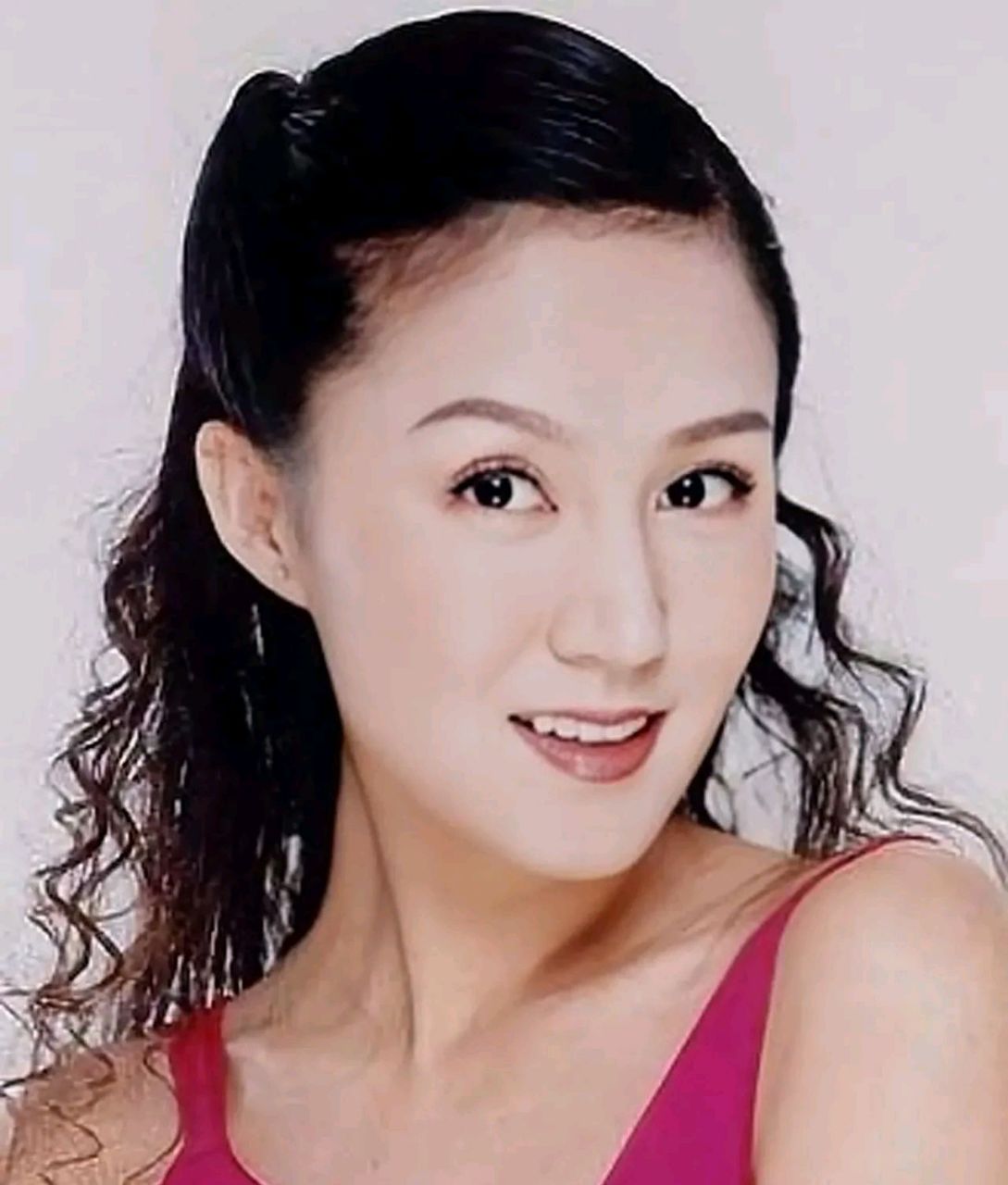 陆毅老婆鲍蕾昔日老照片曝光,身材高挑,耐看型美女