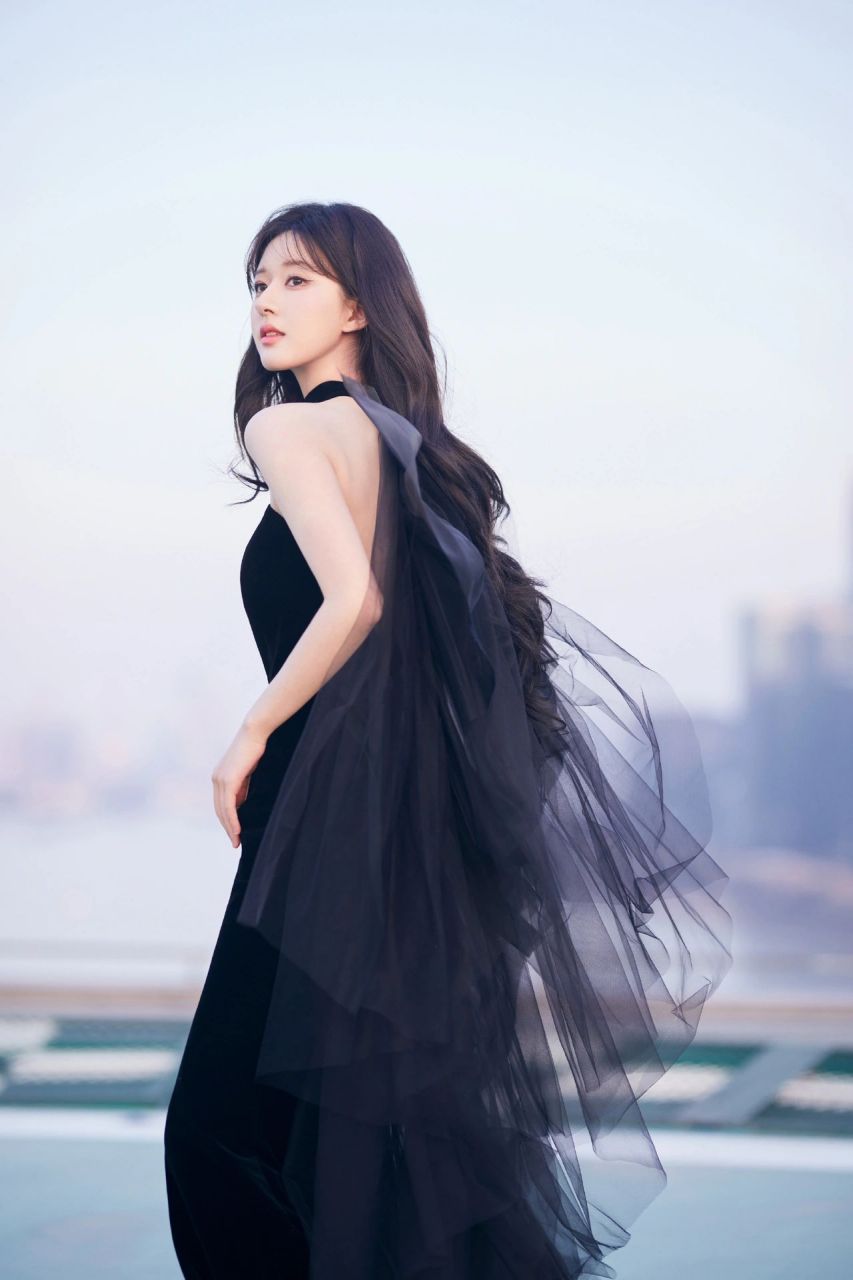 赵露思黑色挂脖长裙造型甜美又性感,get到她的魅力了#明星出圈的穿搭