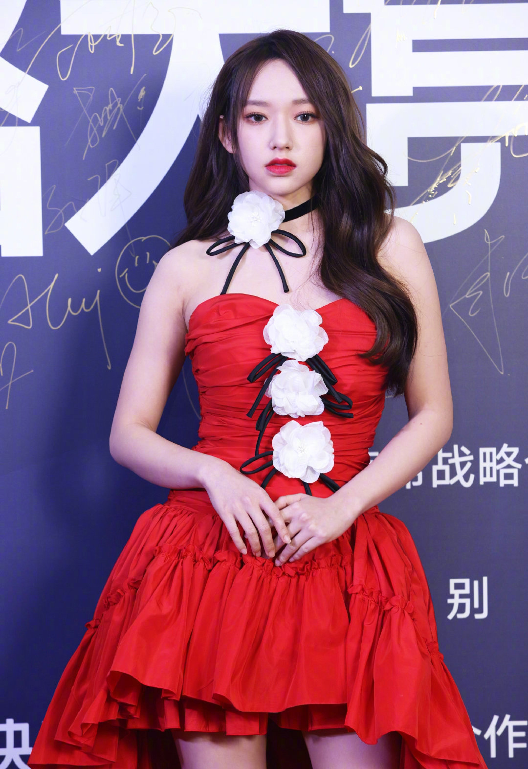 程潇写真,一袭红色拖尾裙,肤白貌美,红唇娇艳,妩媚动人