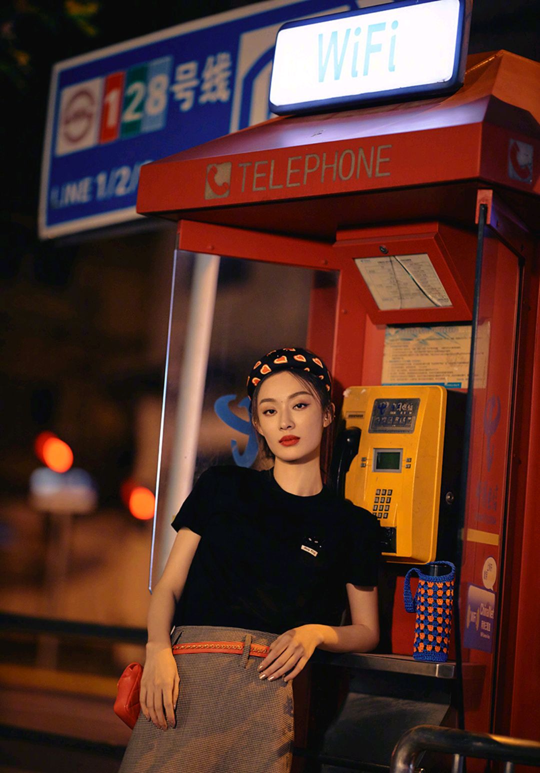 孙佳雨晒出一组时尚街拍,蓝橘色拼接针织杯套更是亮眼十足