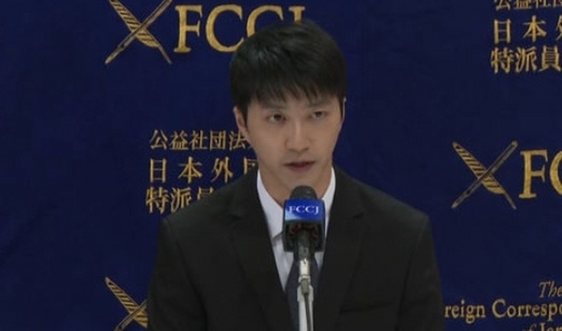 江宏杰今一身西装笔挺现身记者会,在记者会表示:"今天先跟大家抱歉