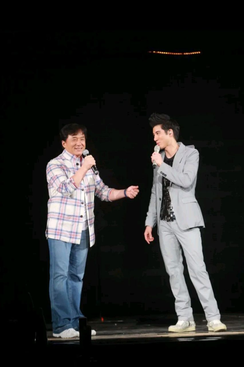 大哥突袭王力宏演唱会, 王力宏看到成龙大哥,开心的躺在