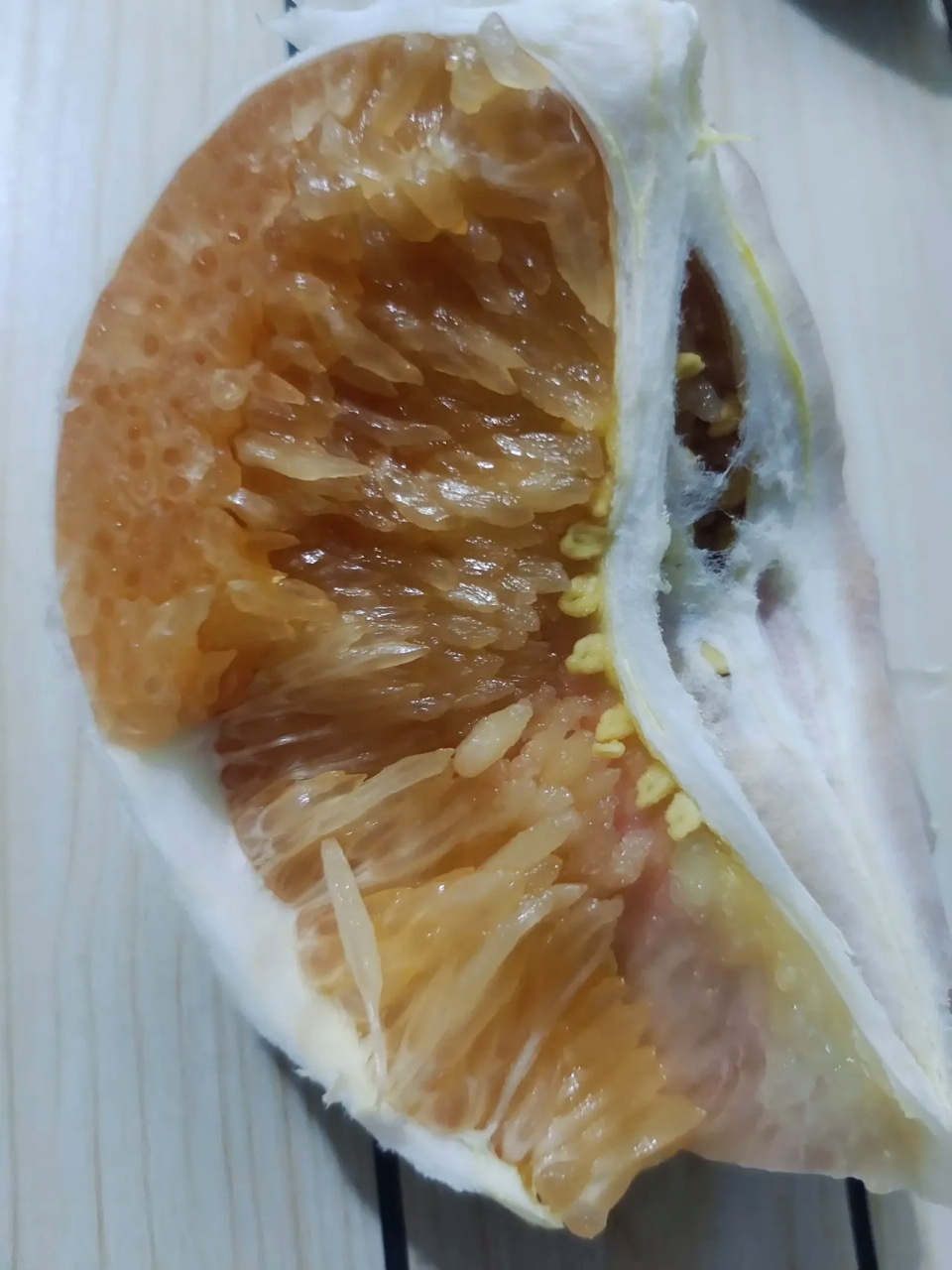 前几天买菜回来的路上,看到路边有人拉一车柚子在卖,说是红心柚,很甜