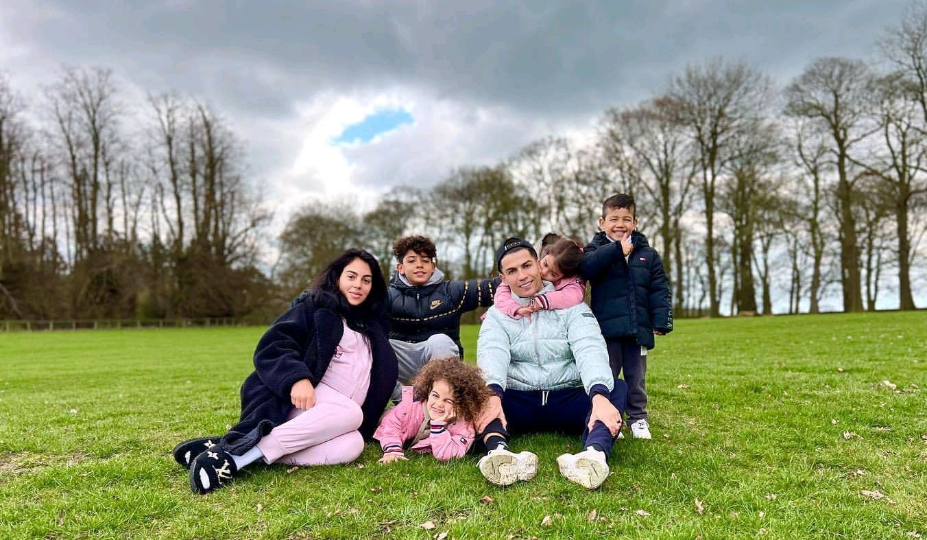 c罗晒出来全家福照片,幸福指数爆棚