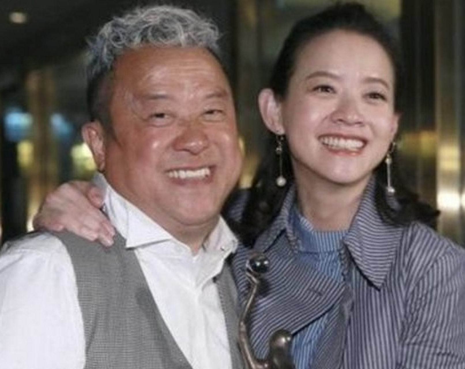 曾志伟和女儿曾宝仪长得挺像的,笑容都一模一样