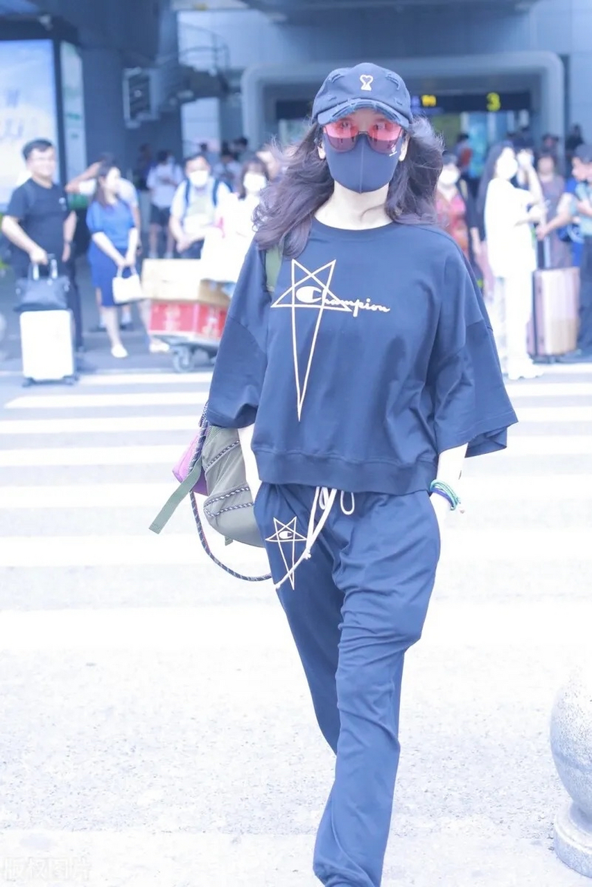 机场,她这回走运动风路线,凸显活力满满的气质,看上去很有大牌明星