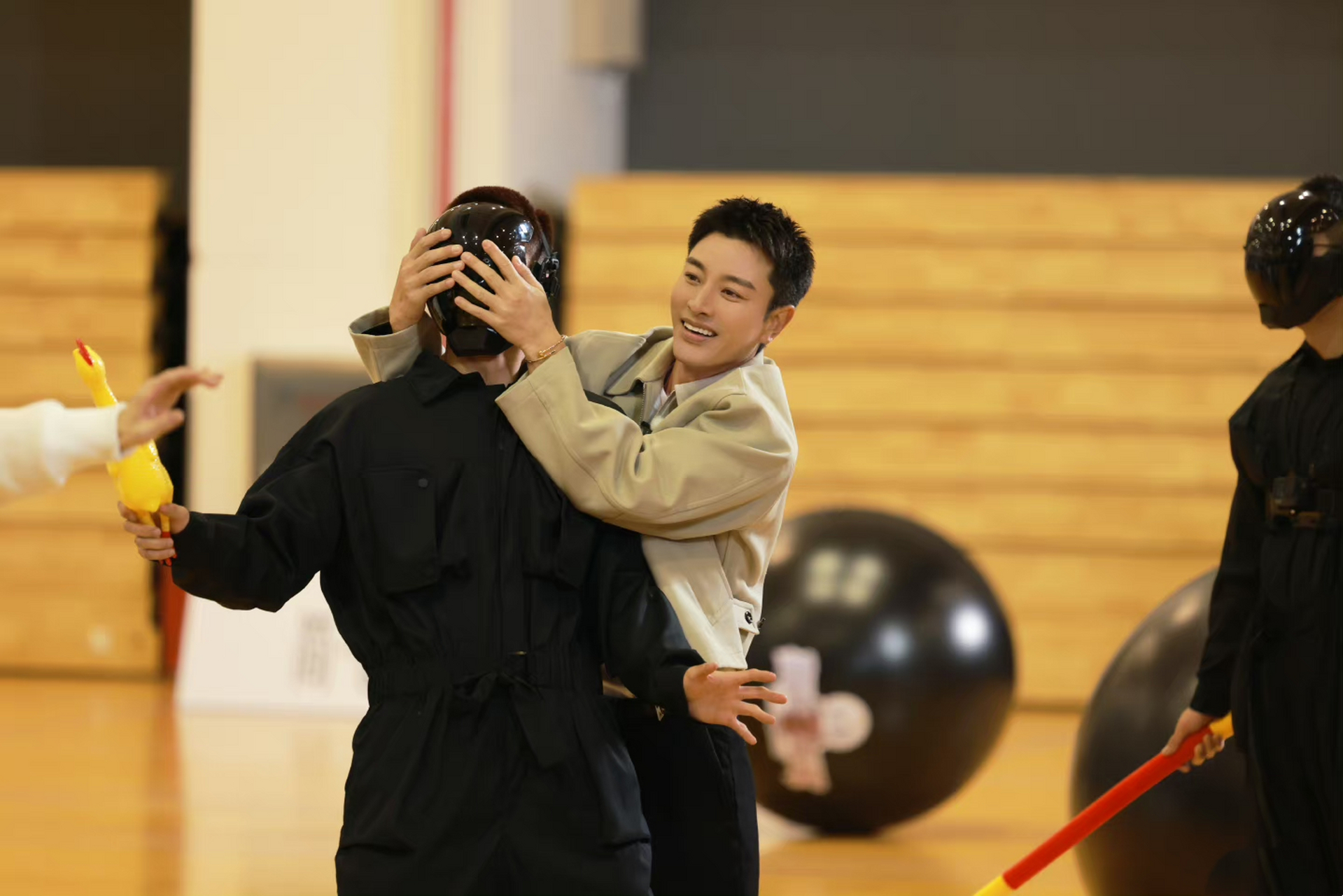 在最近的极限挑战的节目中,贾乃亮特别像黄晓明的粉头.