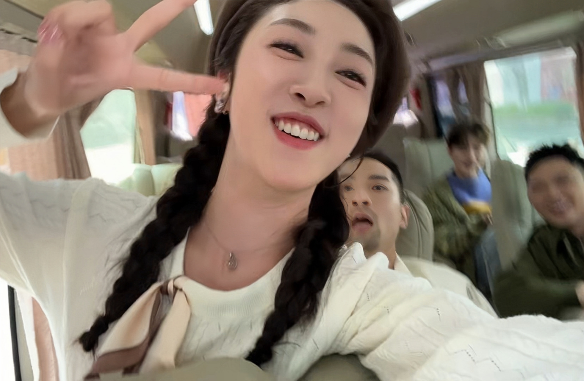 宋木子张小婉加入五哈3福州行#  女演员张小婉登上娱乐热搜榜第一她 