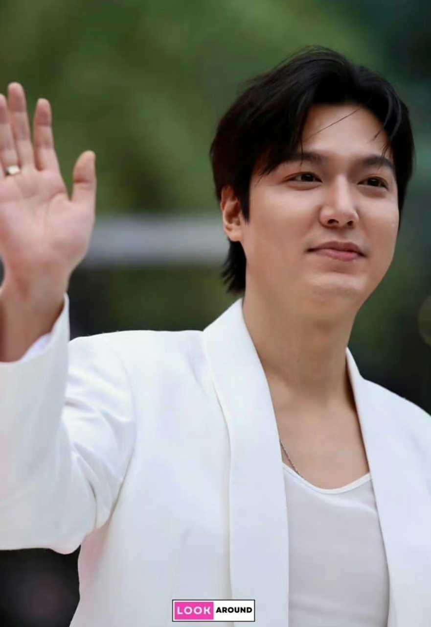 李敏镐即便生在整容天堂的韩国,也无法挽救这张肿脸,以前的棱角分明的