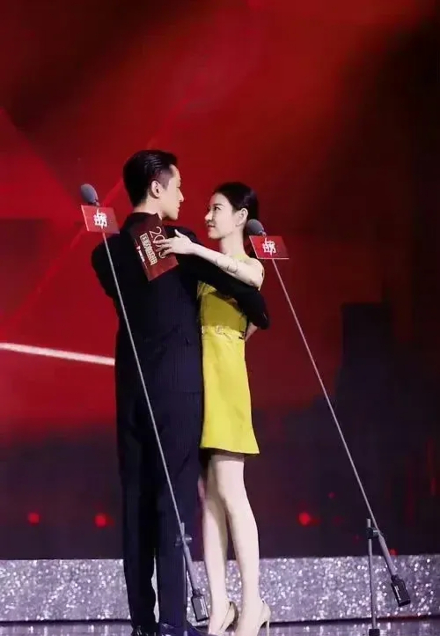 弄得宋轶好尴尬,还好靳东出面请宋轶跳舞,化解了尴尬,宋轶的腰好细