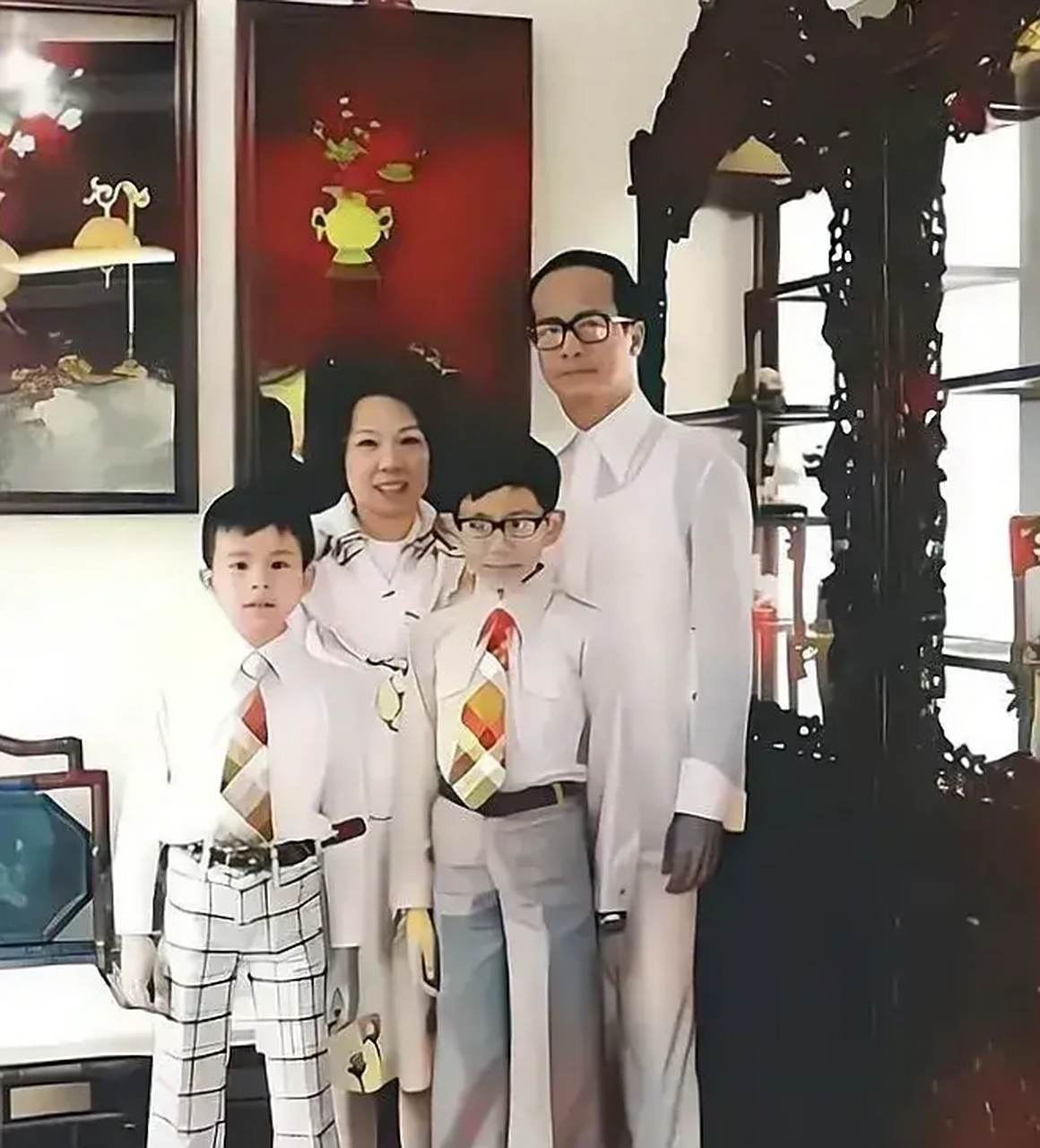 照片中,李嘉诚一家人面带笑容,看起来亲切和蔼.