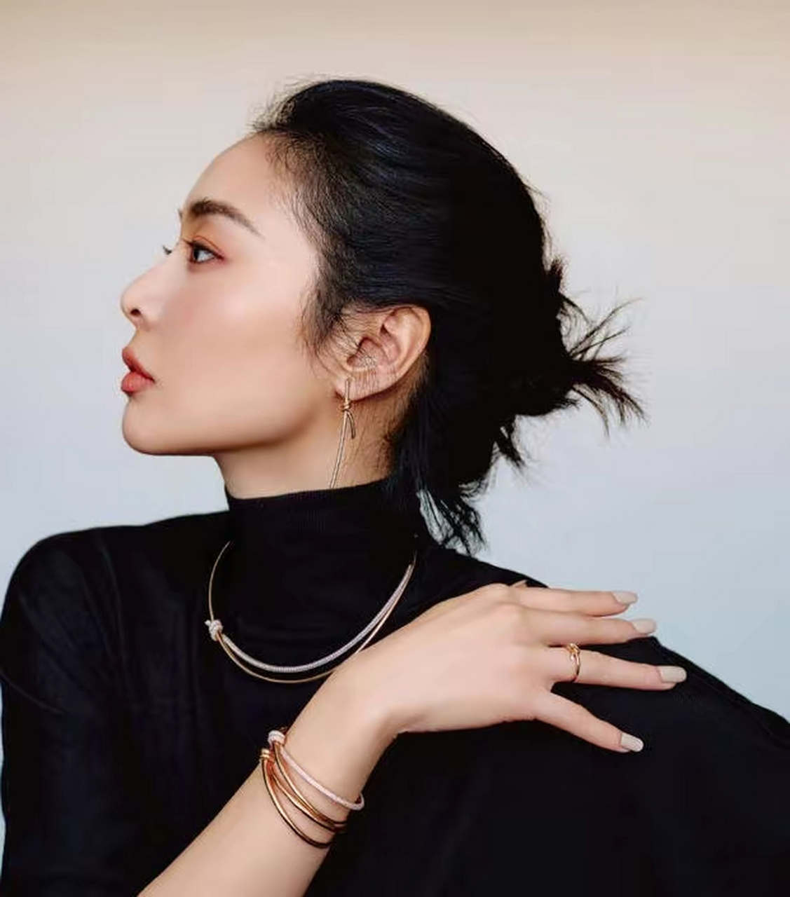 高叶最新杂志大片御姐范儿足 黑色短上衣秀劲瘦腰肢