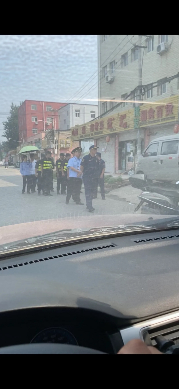 7月21日起,北京市昌平区沙河镇小沙河村的唯一一个大超市被这拨人查封