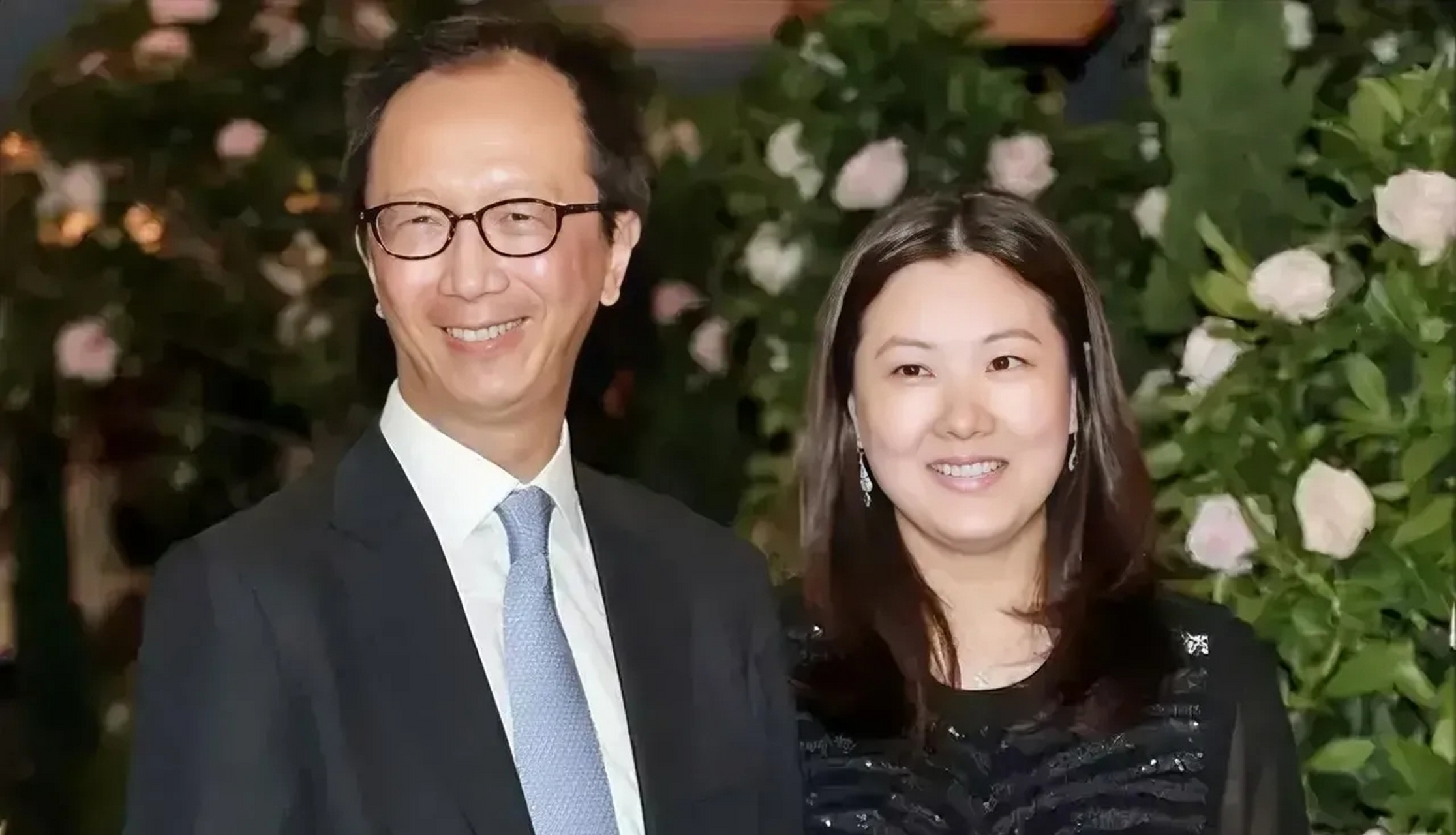 当年,陈慧珊为了抱紧梁锦松的大腿,不惜与相伴13年的丈夫离婚,就当她