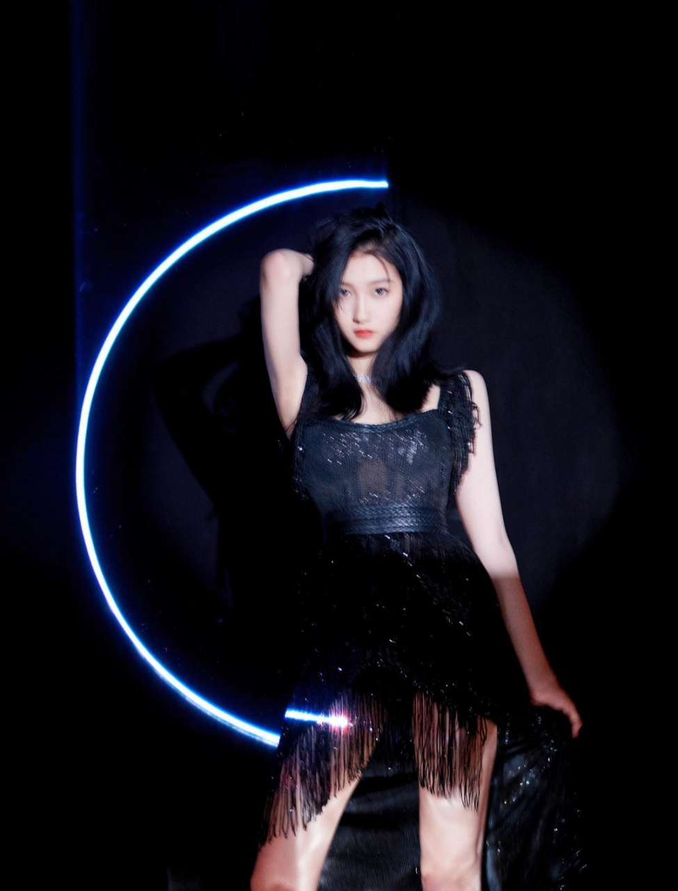 看关晓彤黑色吊带露大长腿,性感迷人,妩媚多姿!#关晓彤# #娱乐