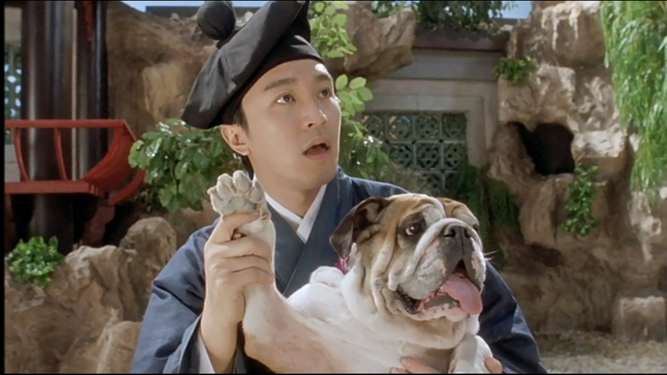 唐伯虎狠命撕扯自己的头发,"呲溜"一声撕破上衣,大笑一声接着撕破下衣