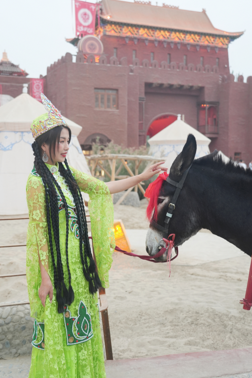 在新疆和田的约特干故城,化身成一名维吾尔族姑娘.