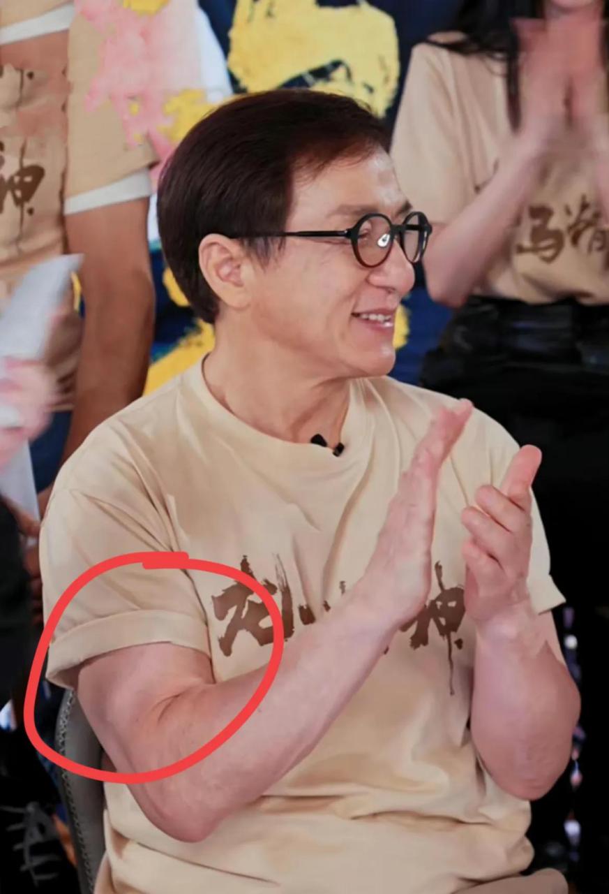 马上70岁的成龙依旧还有肌肉,太拼了!