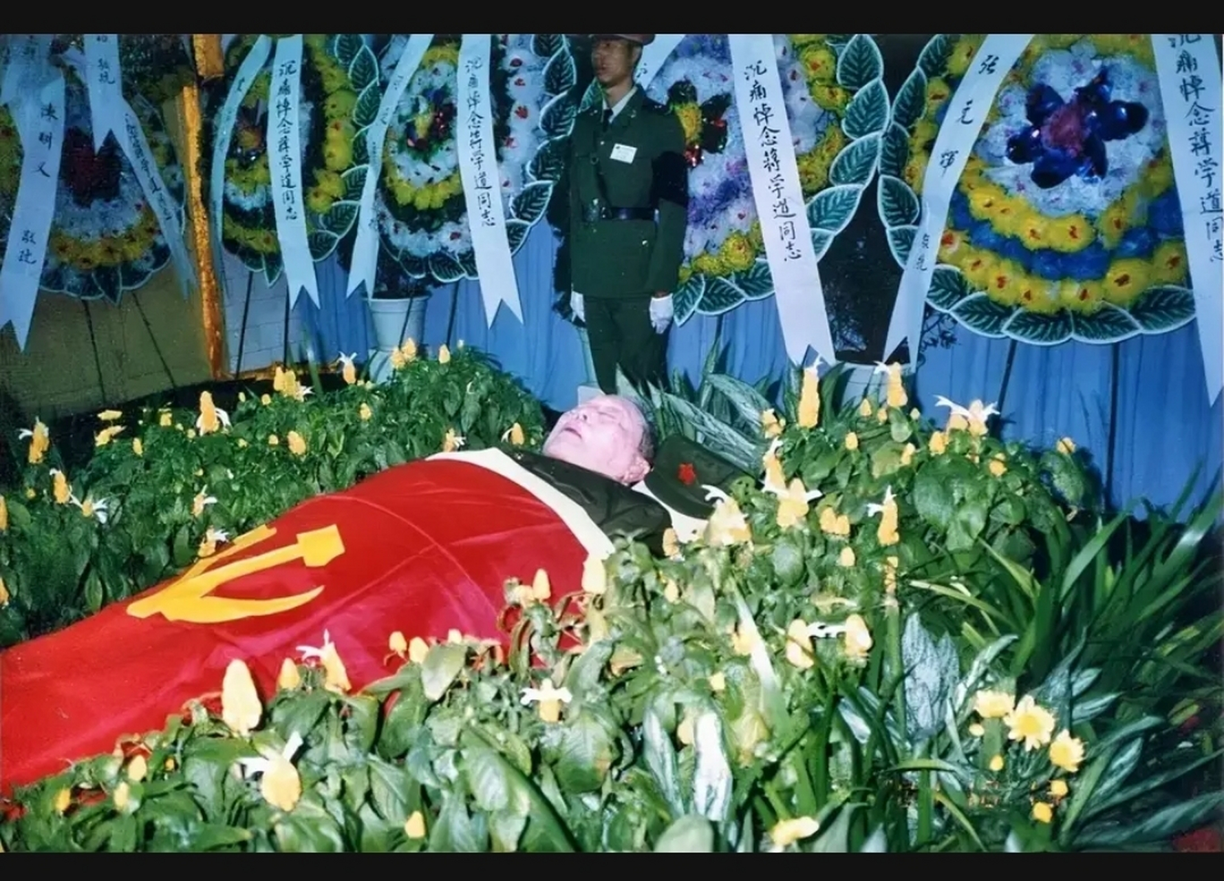 这是2001年,蒋学道将军病逝后,一张罕见的遗容,镜头中的他神态安详的