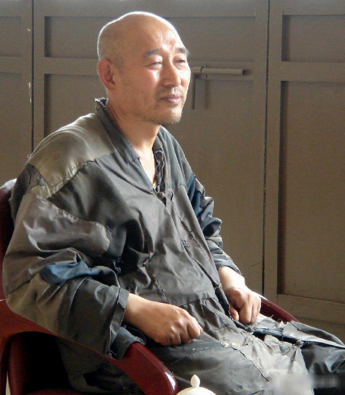 同样是得道高僧,辽宁海城大悲寺住持妙祥法师,一身百衲衣,每日粗茶淡