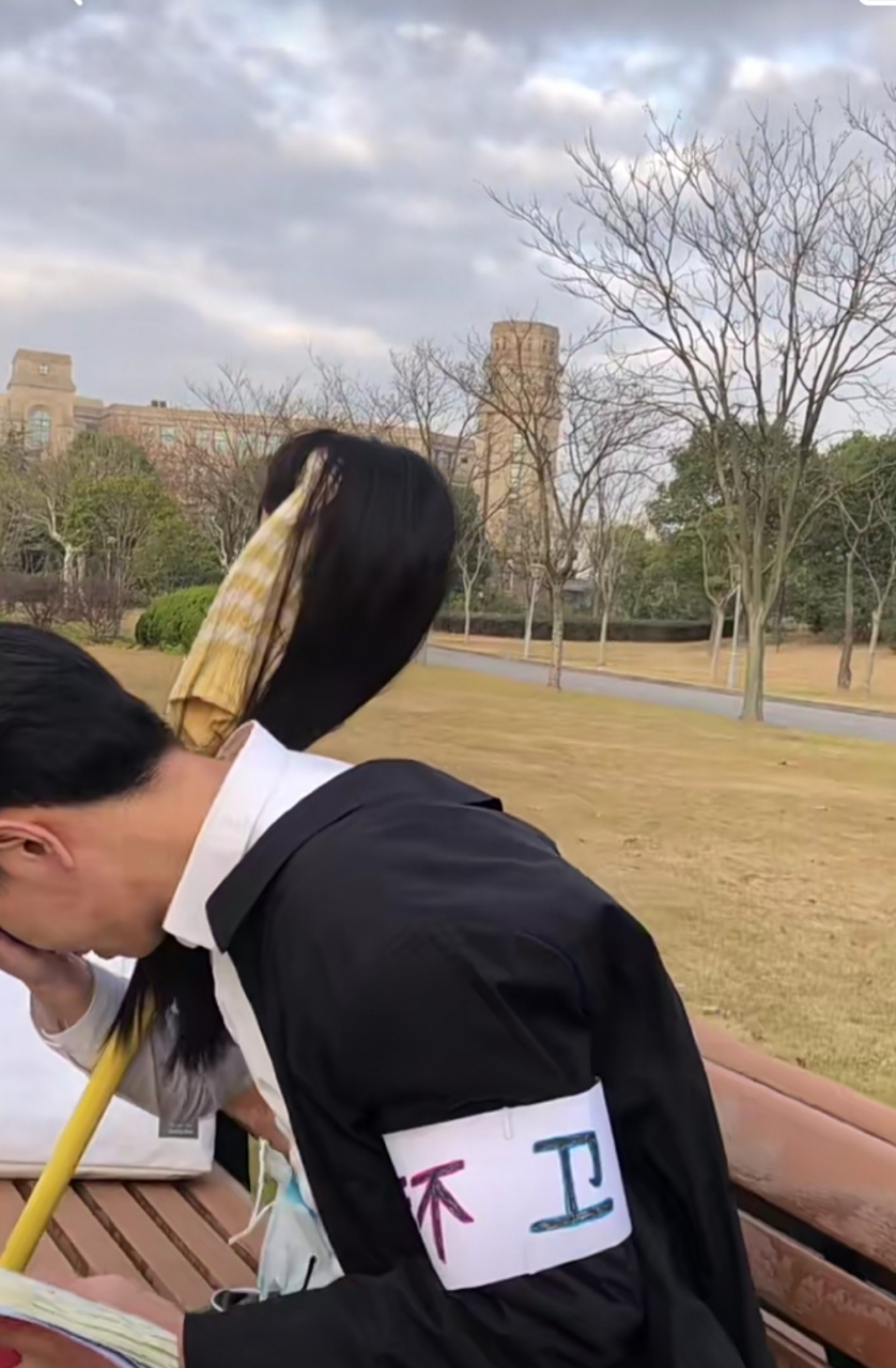 小伙子,正经的找的女朋友不好吗?