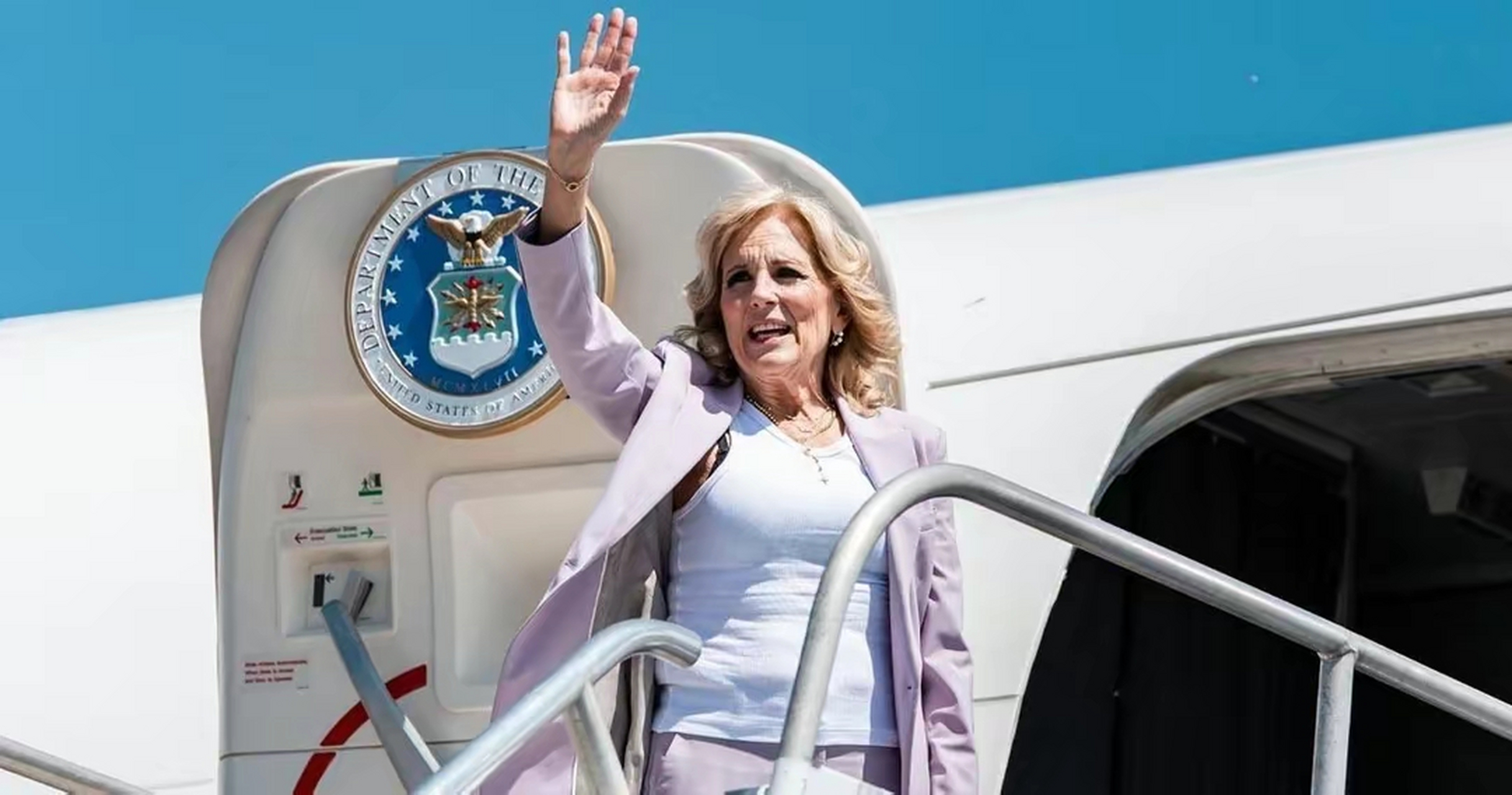 拜登夫人专机风挡开裂 美国总统拜登妻子吉儿(jill biden),3日原定从