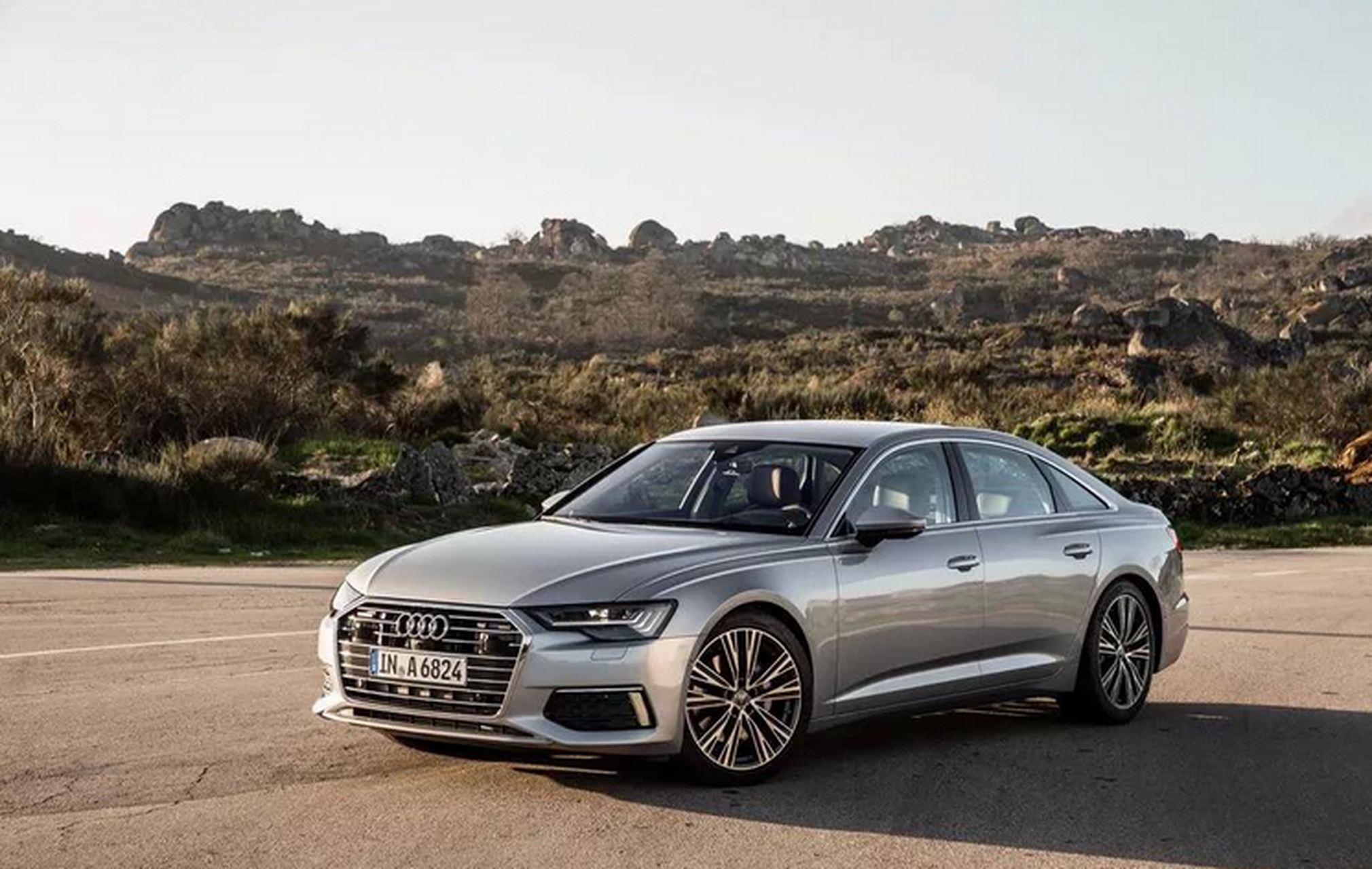 奥迪a6是一款豪华中大型轿车,内饰和性能与帕萨特不同.