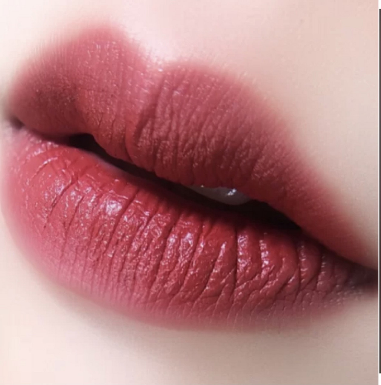 小野莓 wnw的口红做的真不错, 质地顺滑不拔干, 673小野莓带点紫色调