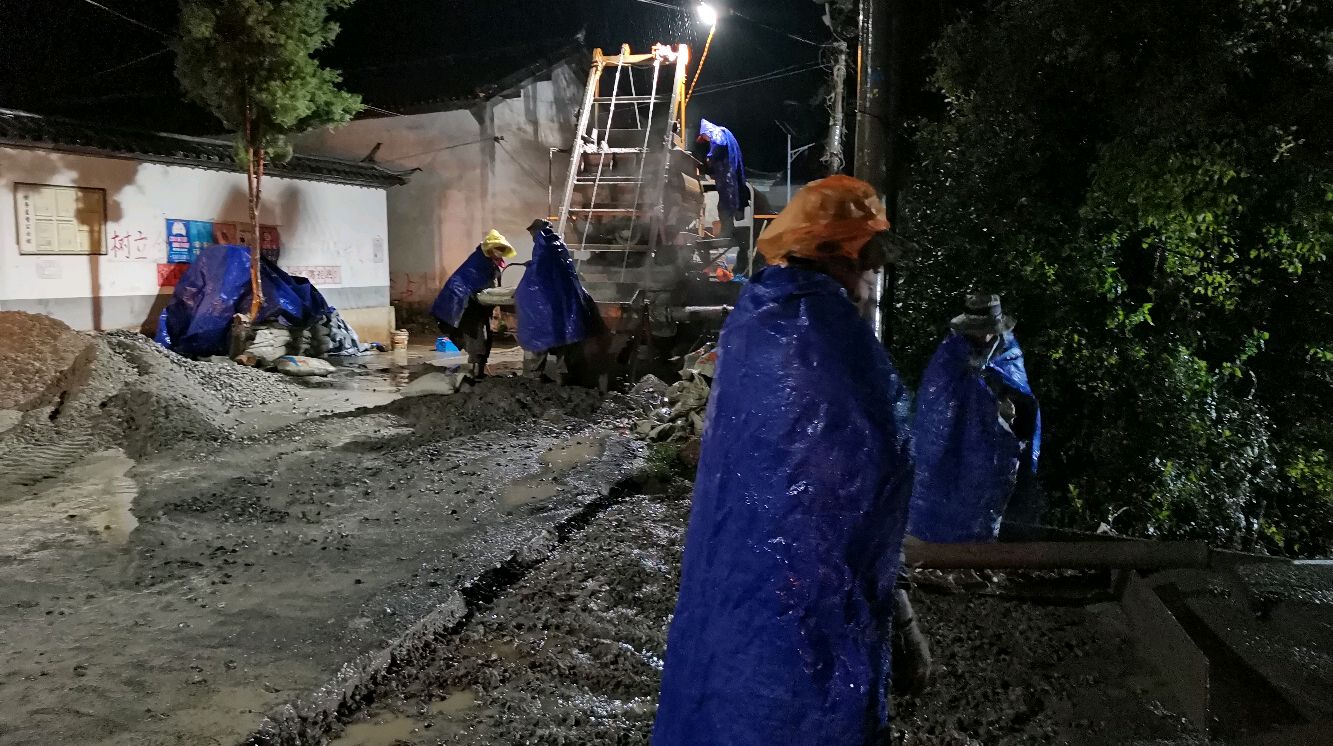 施工工地场地有限,又在雨中干活,确实不容易啊