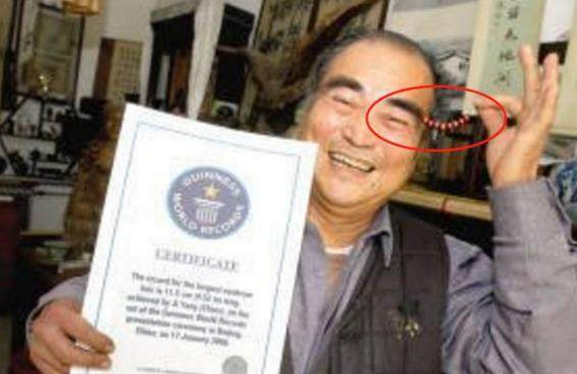 318  世界上最长的眉毛:内蒙古满洲里的81岁老人郑树森凭借右眉一根长