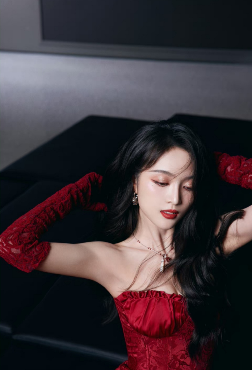 性感火辣的"舞娘"#吴宣仪# 一袭红色抹胸舞裙,绝美容颜,窈窕曼妙的