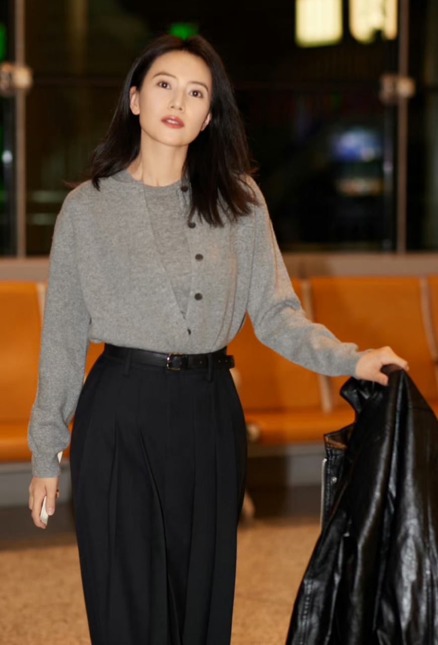 高圆圆赶飞机也要拍出发美照,大厅当秀场,尽情展现女明星的高雅贵气.