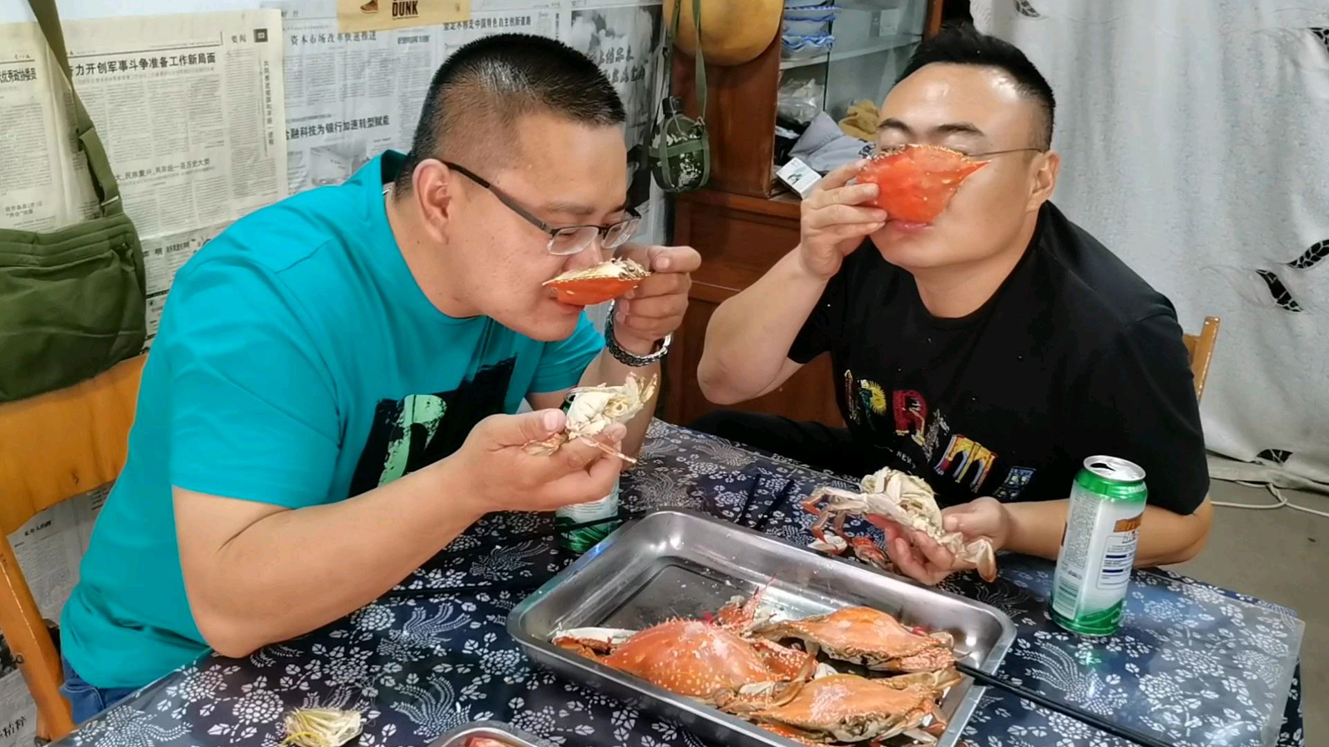 家乡的海鲜肥美季到了,买了六只大飞蟹,肉肥膏香真好吃