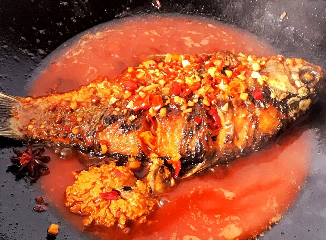 试试红烧鲫鱼的做法:味道微辣鲜香,开胃下饭