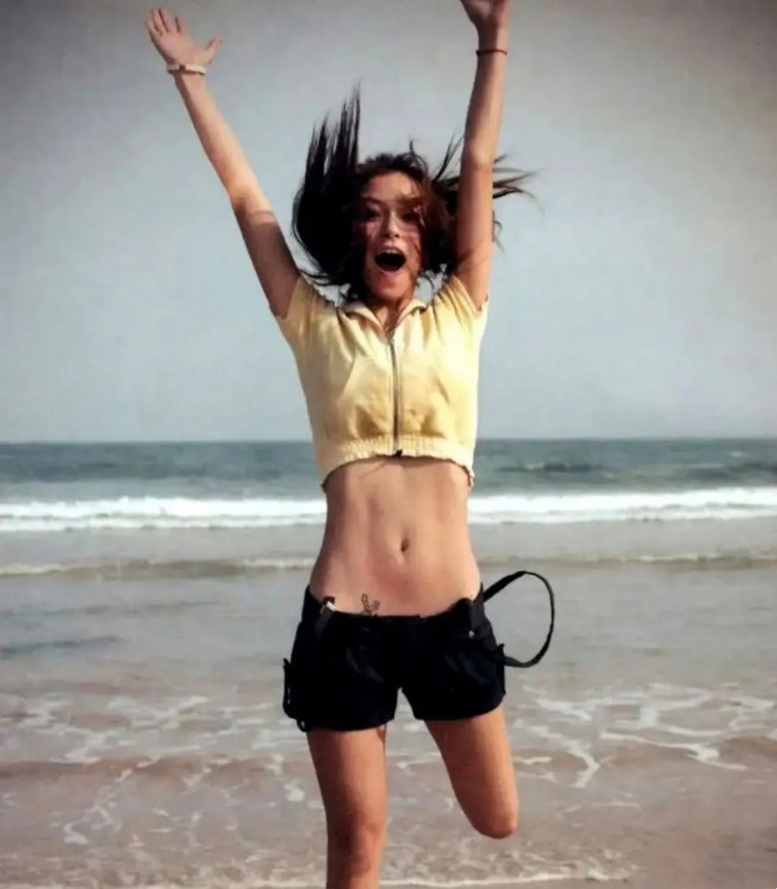 早期的杨颖沙滩照,这细腰太抢眼了,皮肤是经典小麦色! 67