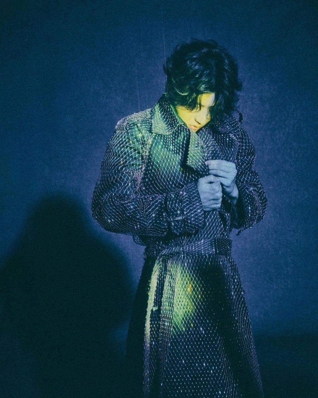 蔡徐坤po了一张最新的艺术照, 他身穿网格风衣,网格上有钻石点缀, 在