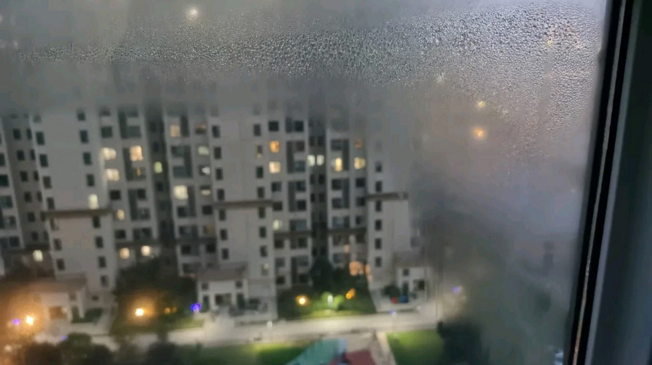 双层玻璃中间起雾图片