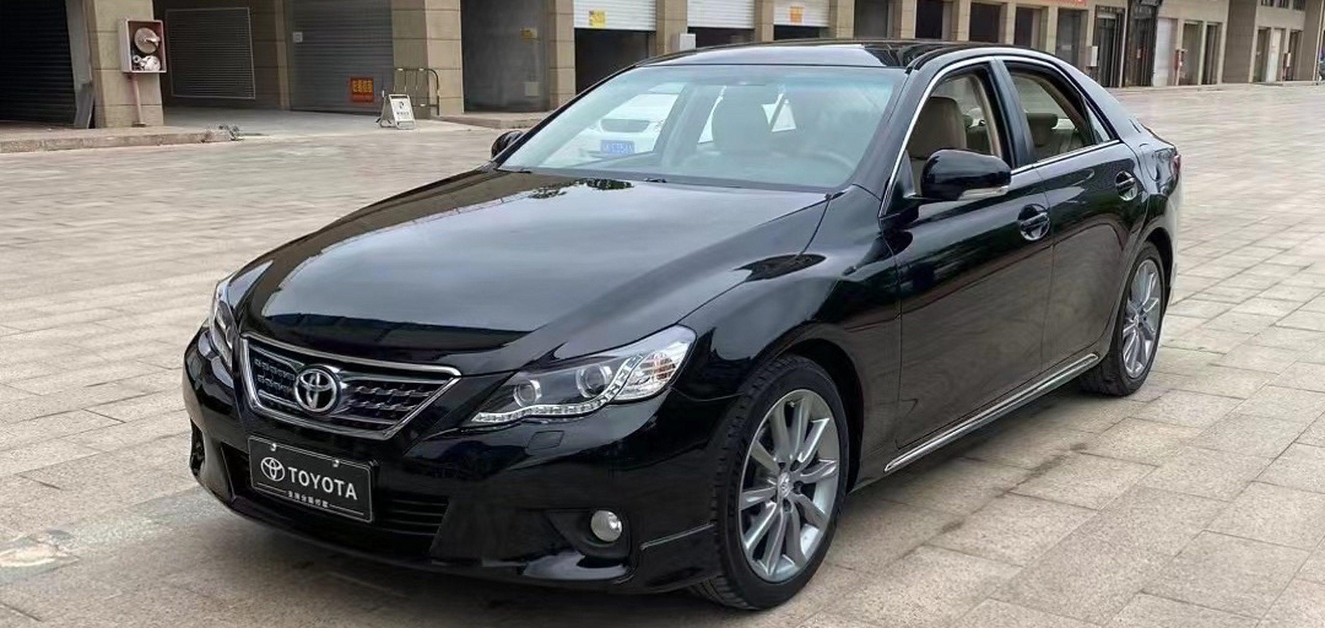 新货到店:2012年8月,丰田.锐志2.