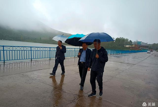 渑池县教体局张宏权局长冒雨深入仁村乡督查学校防汛安全工作
