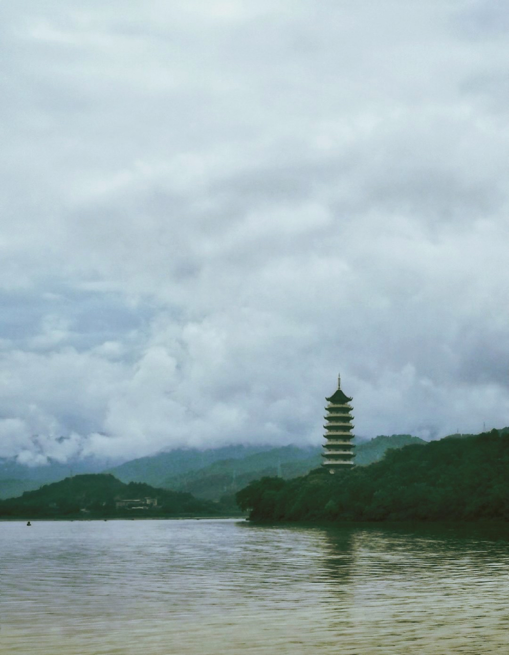 开州汉丰湖是一座美丽的自然风景区,位于重庆市开州区,是长江上游的