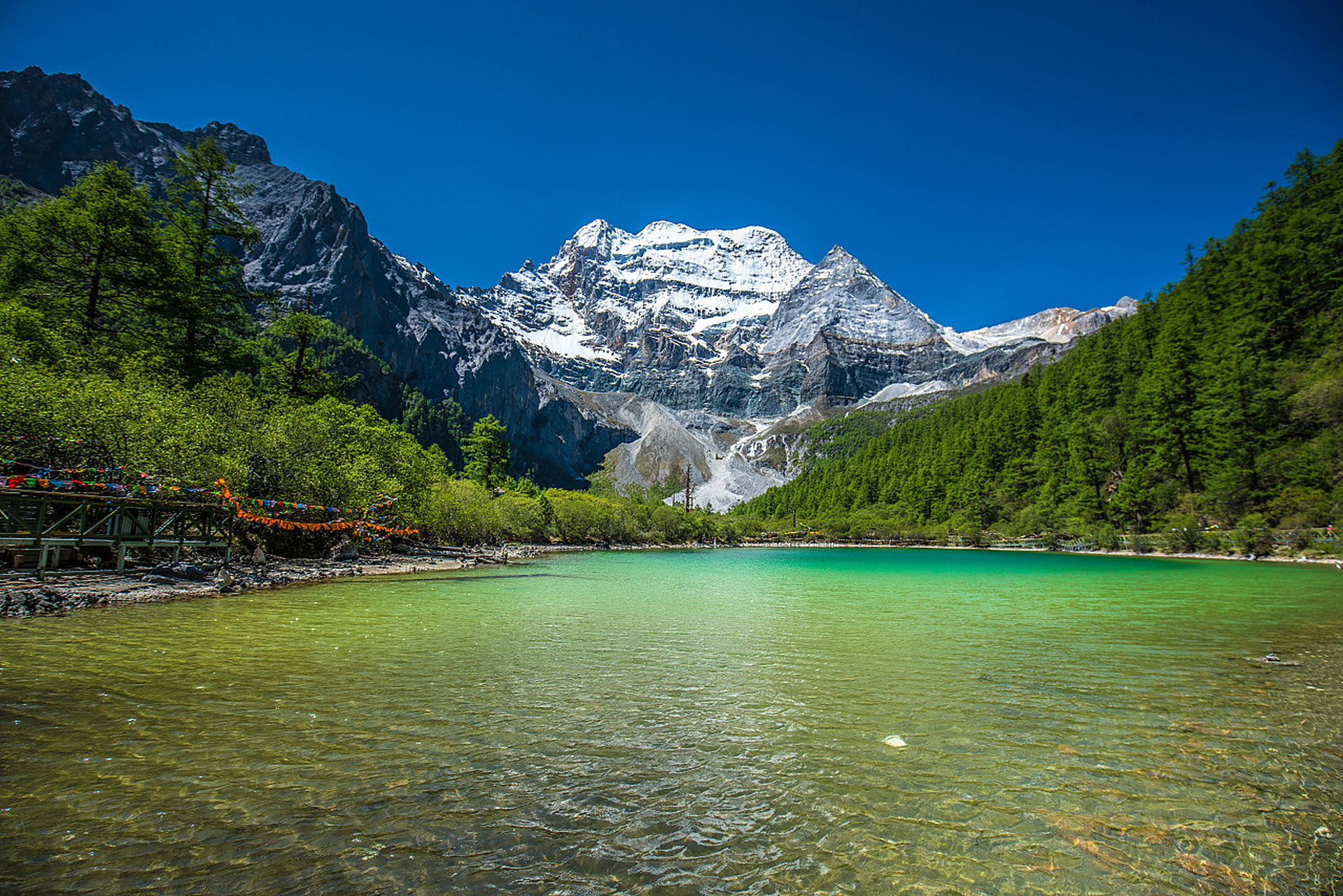 稻城亚丁景区, 位于四川省甘孜州稻城县日瓦乡境内, 属国家级自然保护
