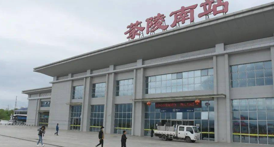 株洲茶陵南站候车厅开放时间引争议 旅客炎炎夏日外排队