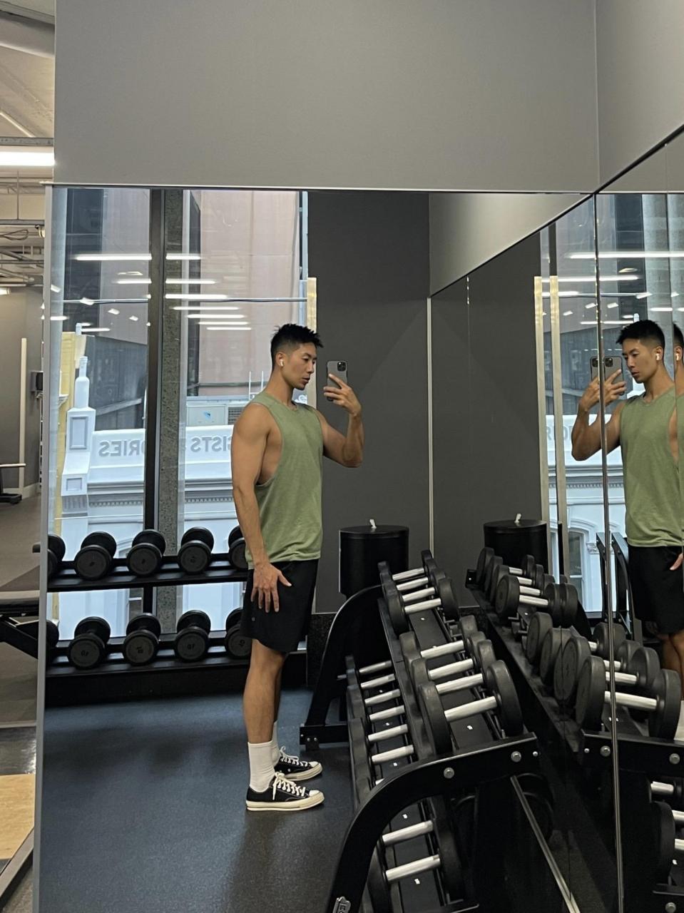 健身房怼镜拍185的大帅哥#健身#