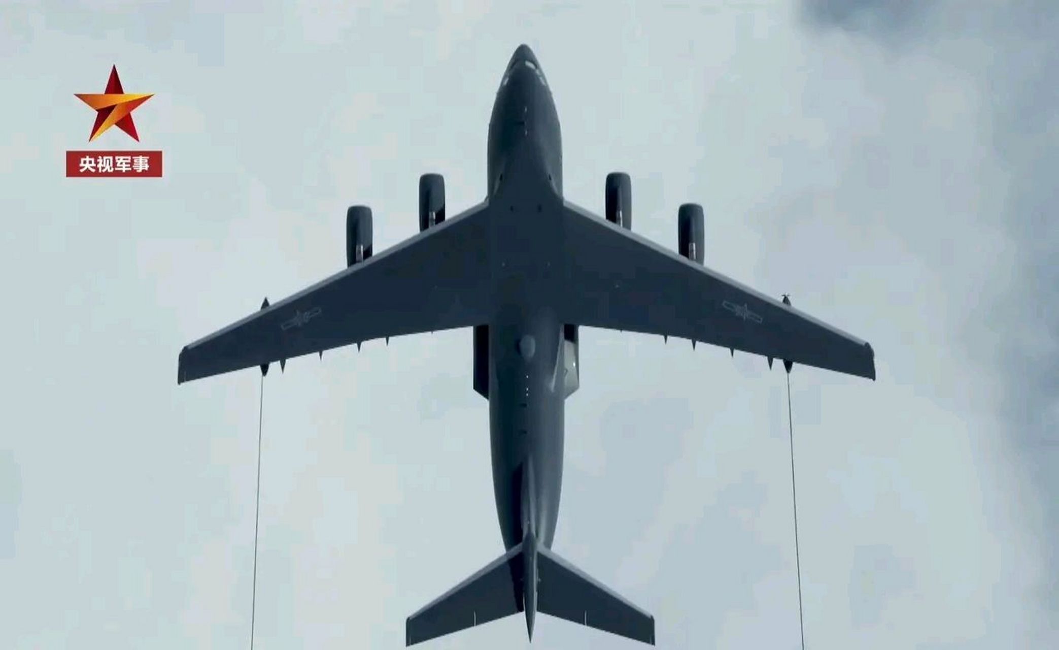 罕见画面,运油-20空中加油机俯视图,虽然图片不是很清晰,但这个空对空