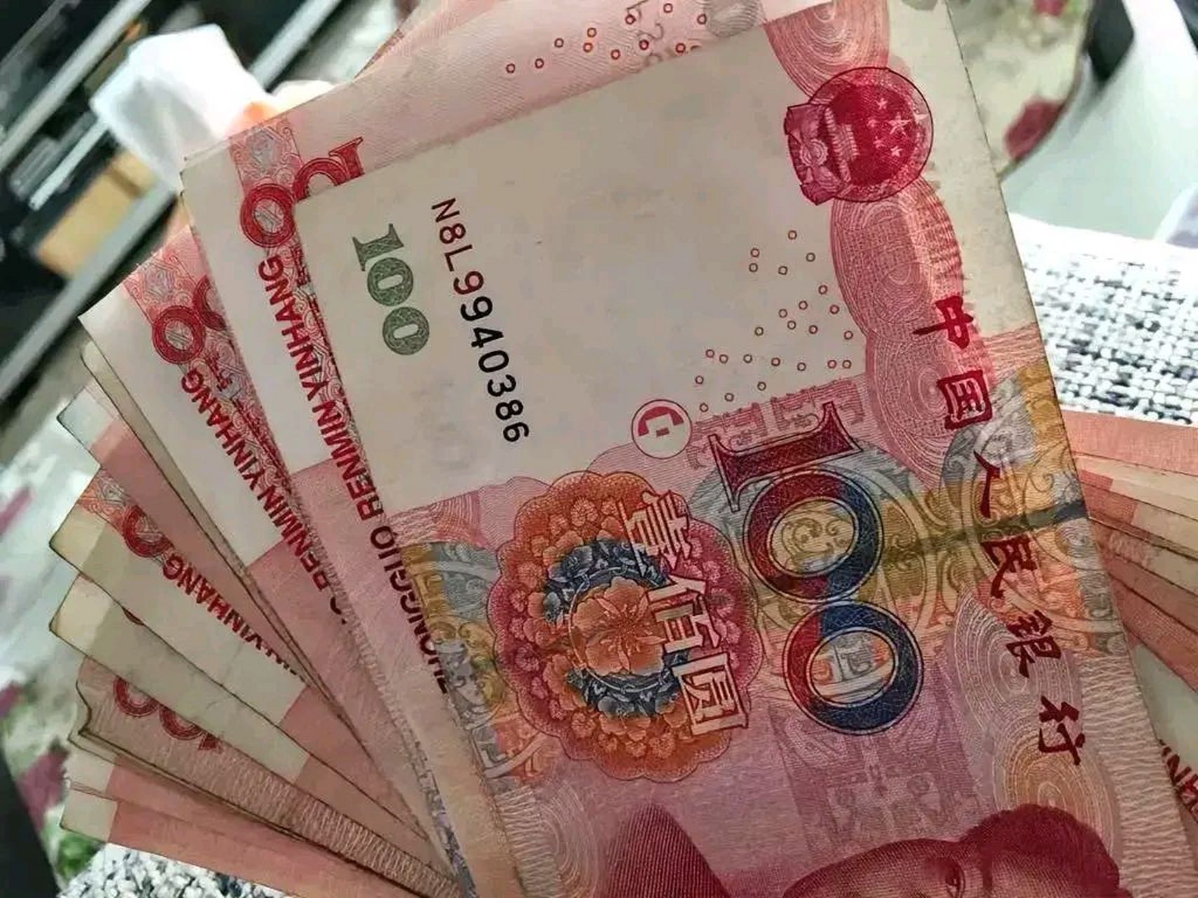 他留下了6000块零花钱,我一下子就生气了!  老公月薪21000.