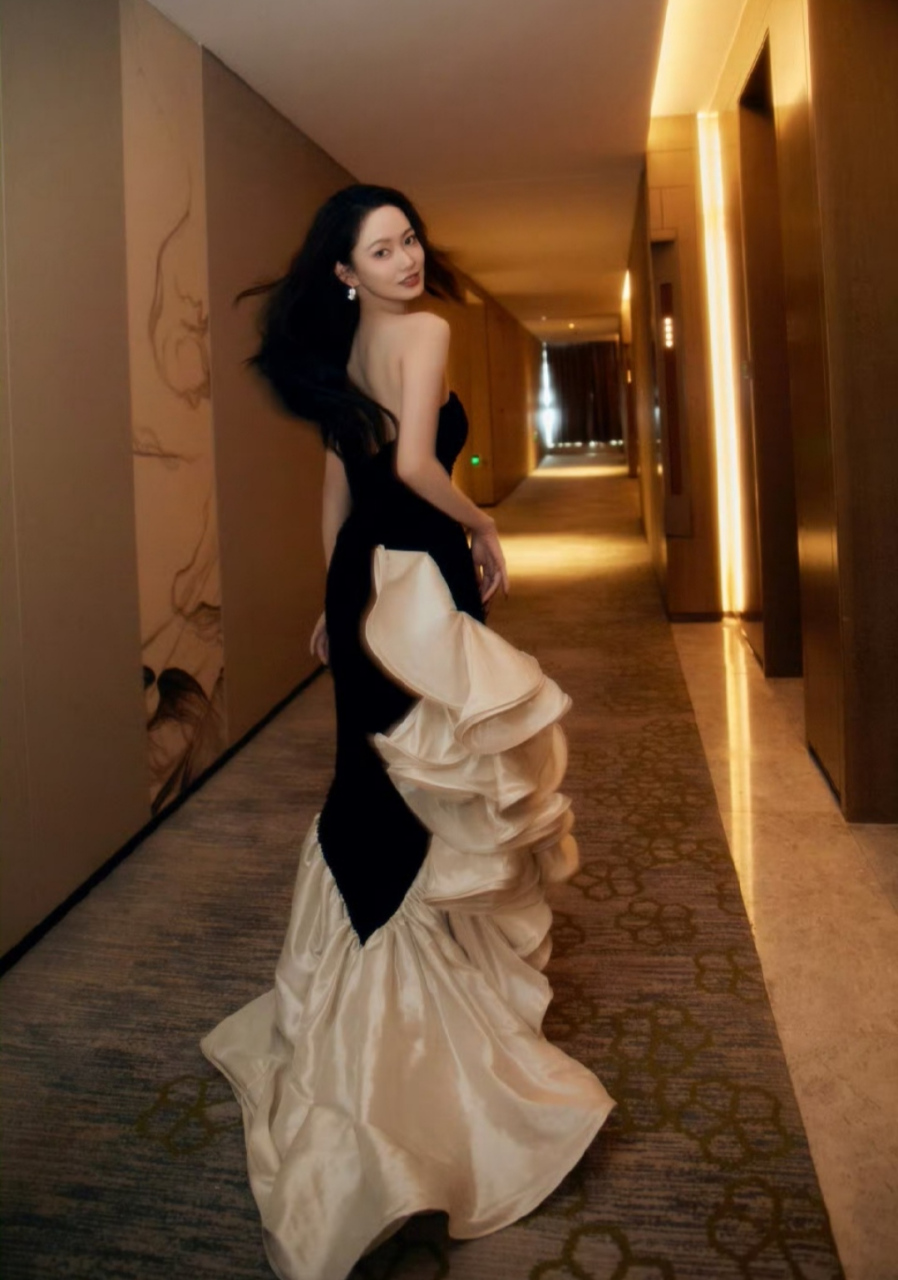 优雅靓丽如撩人的#陈雨锶# 一袭黑色抹胸鱼尾裙,肤白貌美的容颜,窈窕
