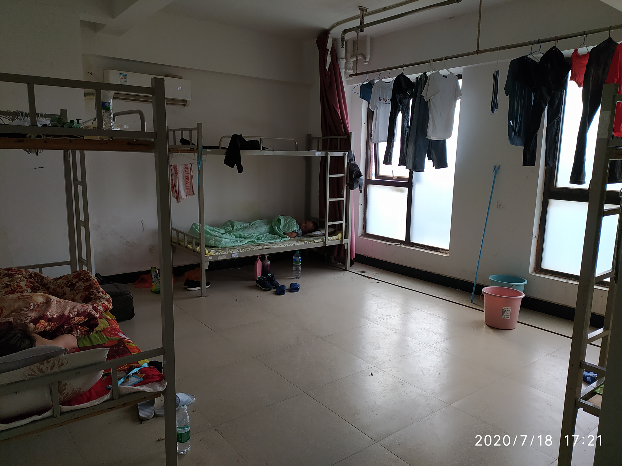 南昌龙旗广甸宿舍没有食堂,周边也没饭店或小吃摊,只有点外卖了