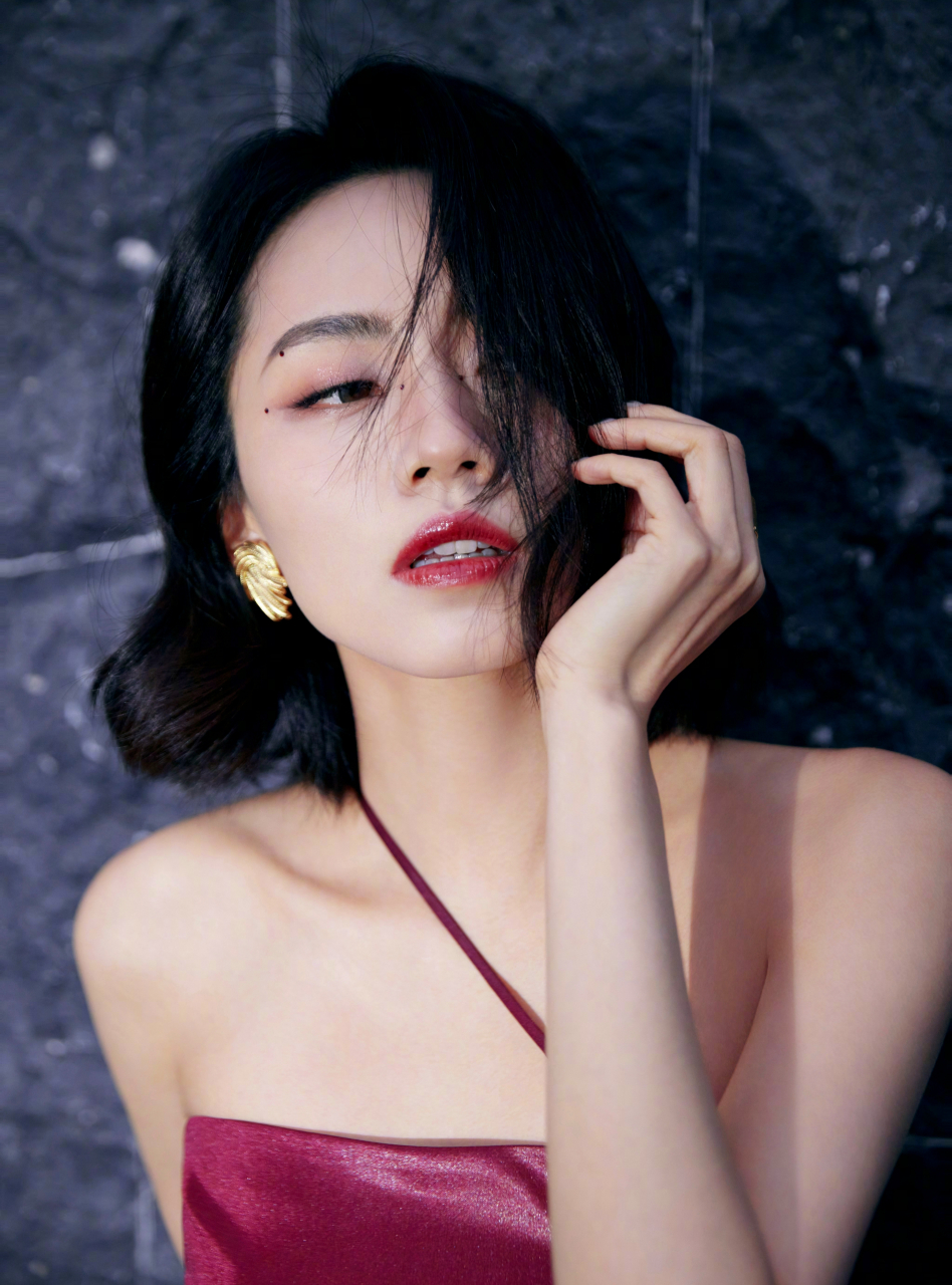 刘惜君真有魅力,一袭红裙,搭配利落短发,精致洋气,妩媚动人,举手投足