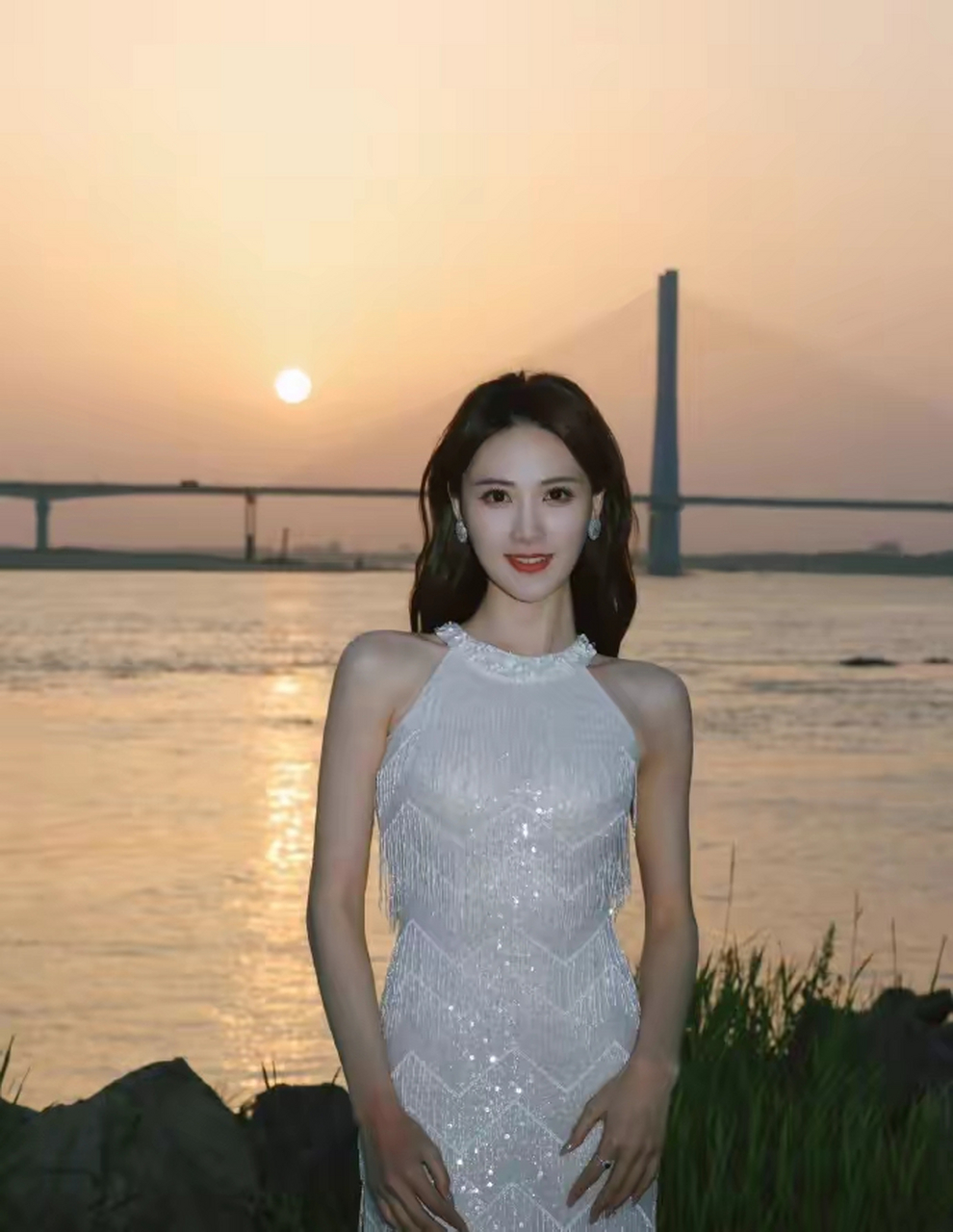 电影频道女主持李丹身穿白色闪片长裙,展现窈窕的曲线和知性美  近日